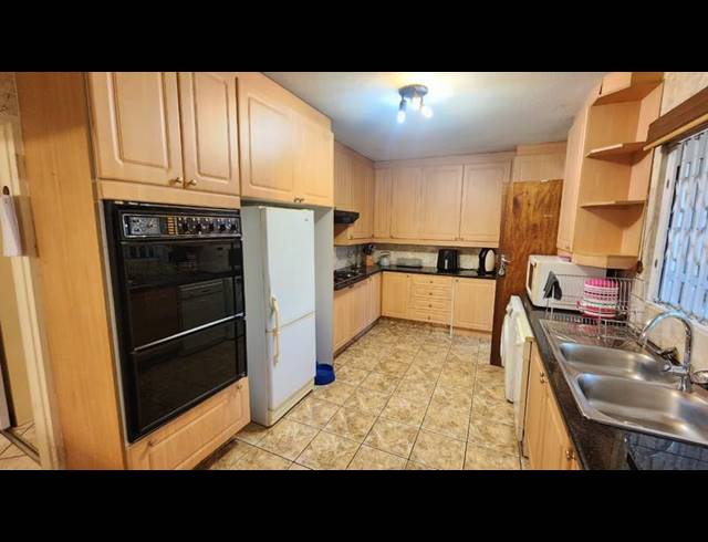 5 BEDROOM HOUSE FOR SALE IN MULBARTON